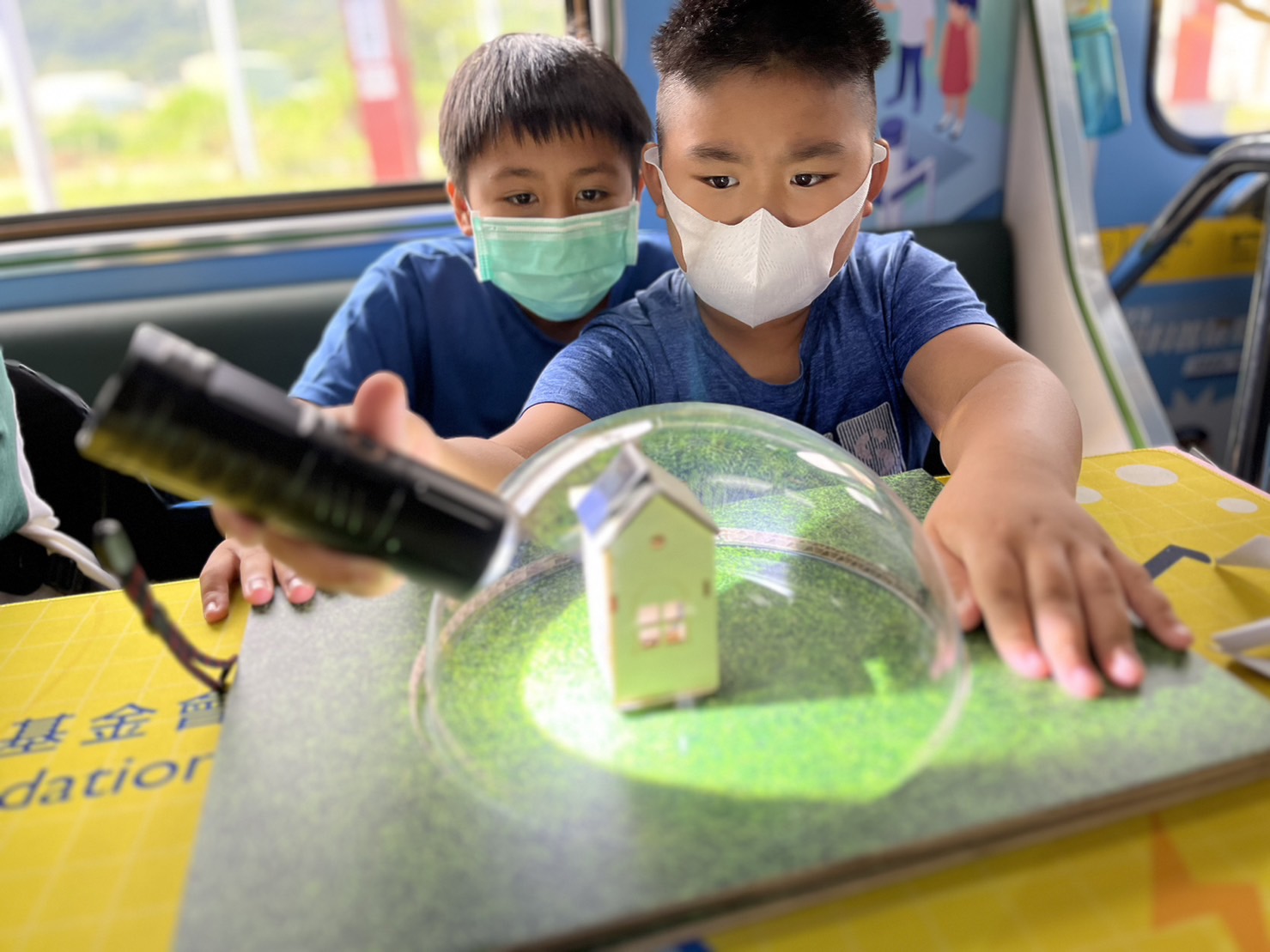 PA真人參與基礎科學主題車廂，以STEAM教學精神，設計「逐日科學家」、「太陽能工程師」以及「淨零建築師」三大能源科普課程和實驗